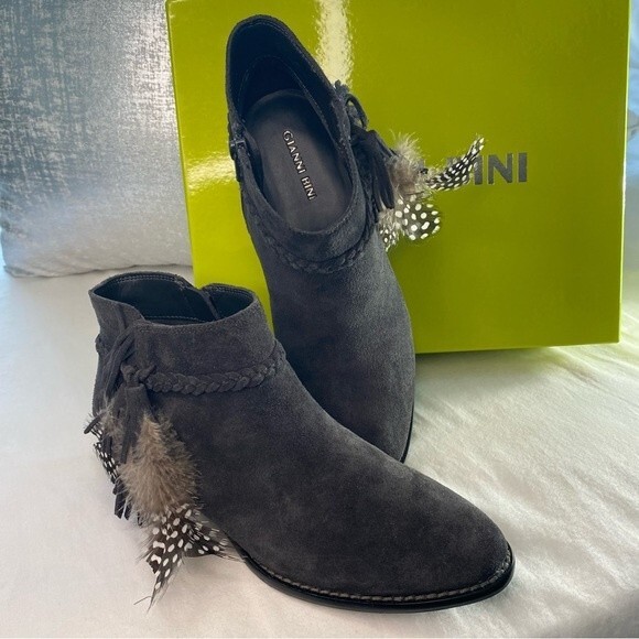 NWT Gianni Bini Charcoal Gray Suede Feather Detail Ankle Boots Rorrie Size 7M - Picture 2 of 15